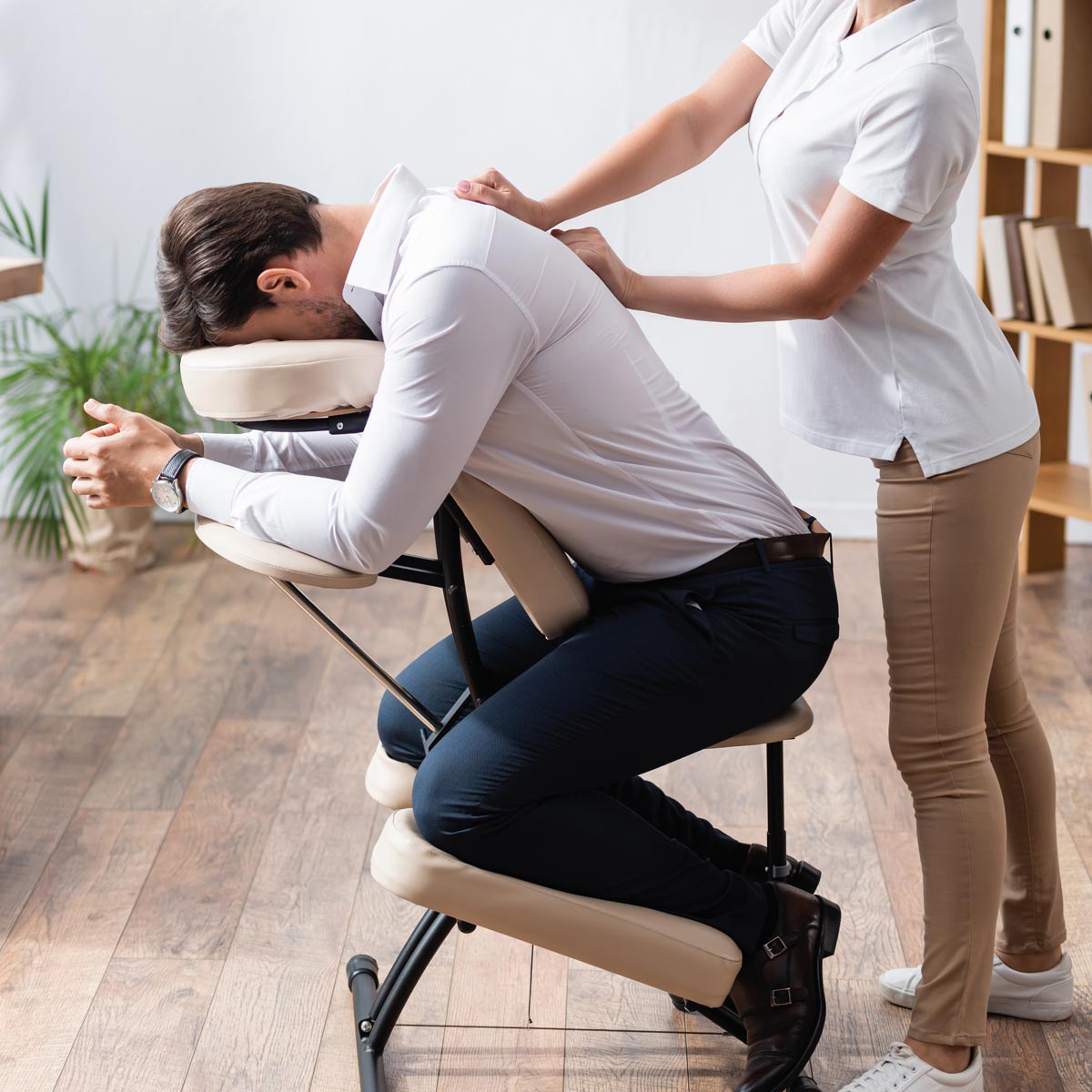 LIGHTFIELD STUDIOS, Adobe Stock, stock.adobe.com Chair Massage in Wiener Neustadt