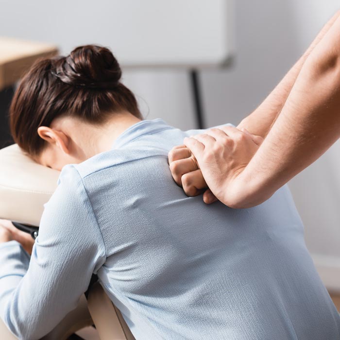 LIGHTFIELD STUDIOS, Adobe Stock, stock.adobe.com Chair Massage – Rücken und Nacken Massage in Wiener Neustadt