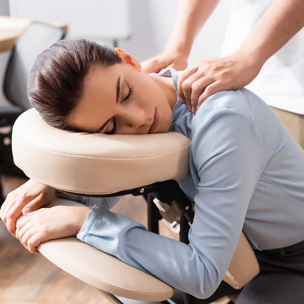 LIGHTFIELD STUDIOS, Adobe Stock, stock.adobe.com Chair Massage – sitzen, entspannen, loslassen